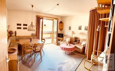 Σαλόνι; ξύλινο πάτωμα, φυσικό φως, μοντέρνο στυλ, ψηλά ταβάνια