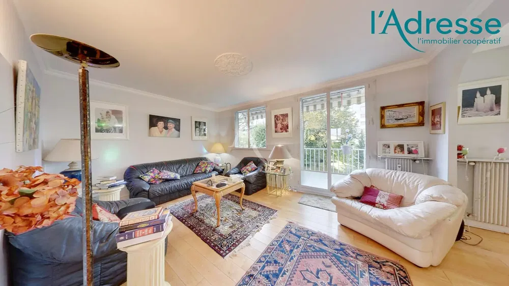 Wohnzimmer; holzboden, tageslicht, moderner stil, hohe decken