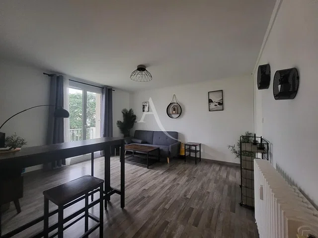 Obývačka; drevená podlaha, prirodzené svetlo, moderný štýl, vysoké stropy