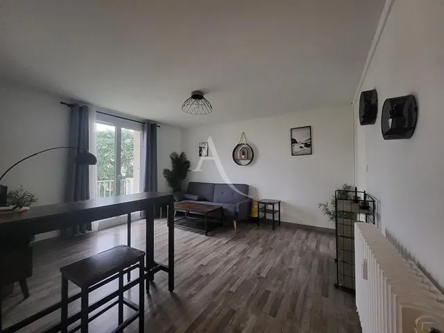 Sala de estar; chão de madeira, luz natural, estilo moderno, teto alto