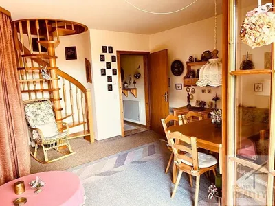 Σαλόνι; ξύλινο πάτωμα, φυσικό φως, μοντέρνο στυλ, ψηλά ταβάνια