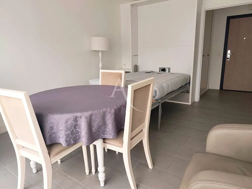 Dnevni boravak; drveni pod, prirodna svjetlost, moderan stil, visoki stropovi