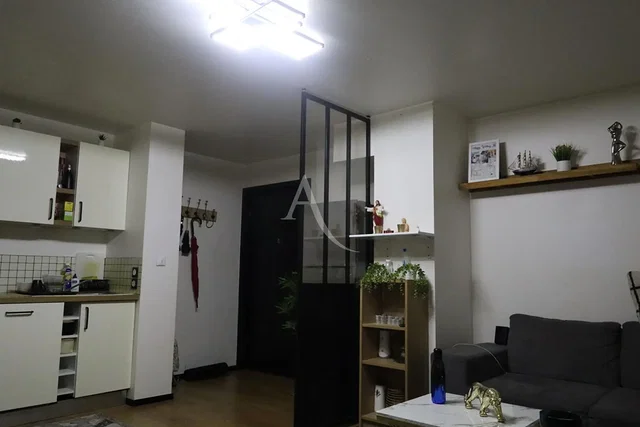 Salon; podłoga drewniana, światło dzienne, styl nowoczesny, wysokie sufity