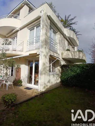 Salon; parquet, lumière naturelle, style moderne, hauteur sous plafond