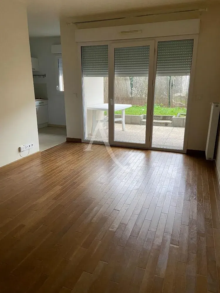 Salon; parquet, lumière naturelle, style moderne, hauteur sous plafond