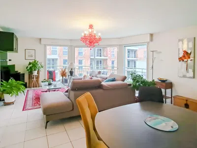 Кухня; кухненски уреди, дървен под, естествена светлина, модерен стил, ремонтиран