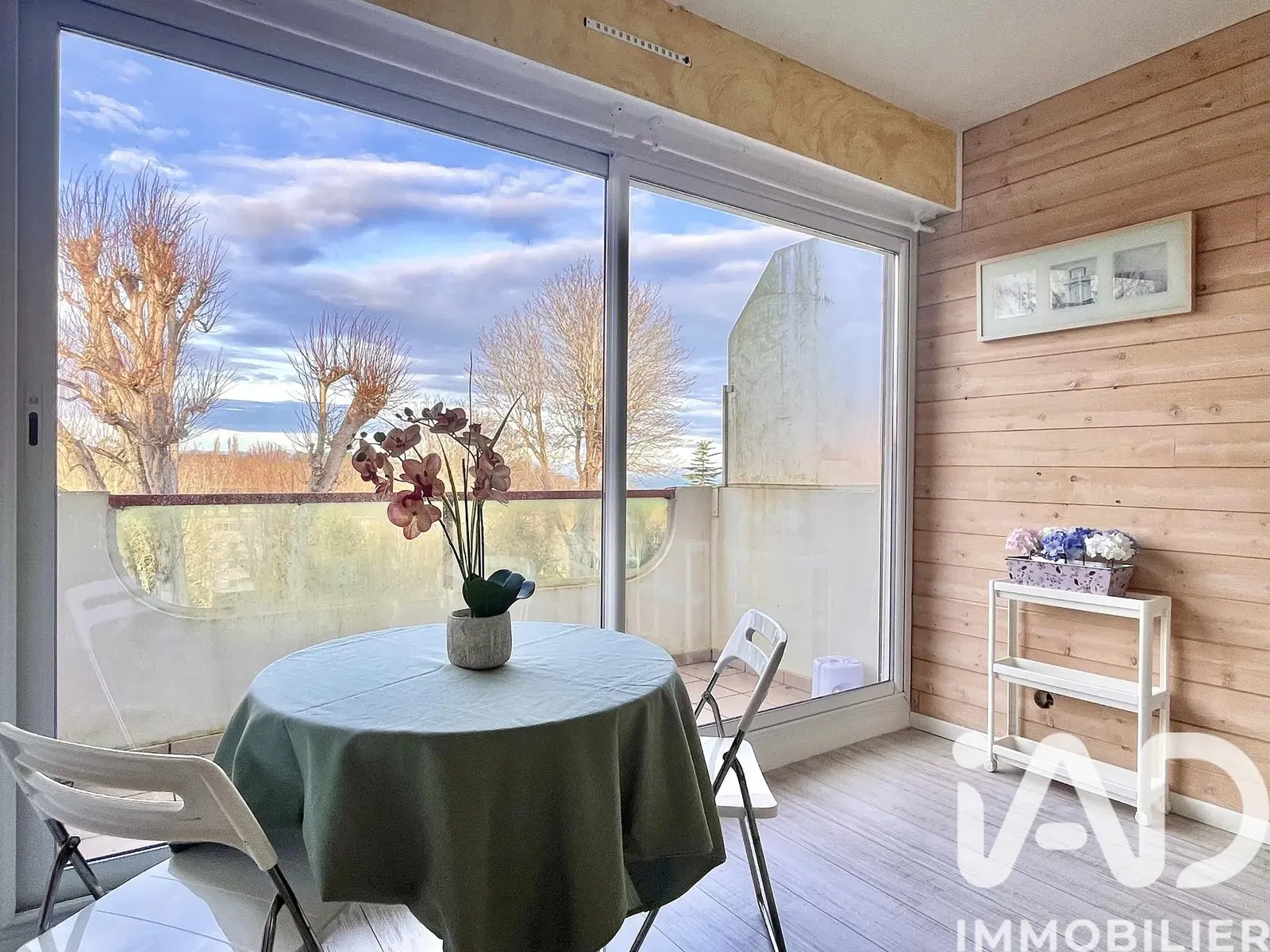 Living room; wood floor, natural light, modern style, high ceiling