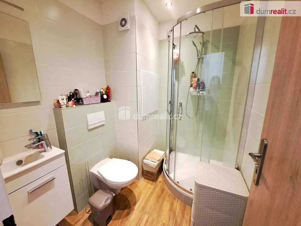 Σαλόνι; ξύλινο πάτωμα, φυσικό φως, μοντέρνο στυλ, ψηλά ταβάνια