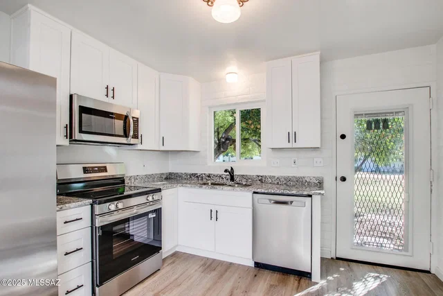 Salon; podłoga drewniana, światło dzienne, styl nowoczesny, wysokie sufity