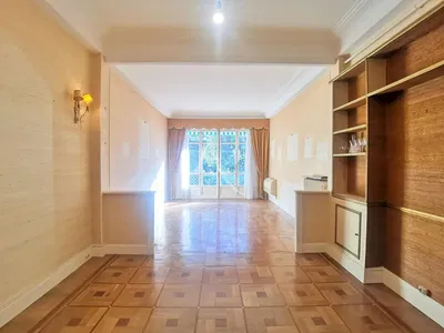 Dnevni boravak; drveni pod, prirodna svjetlost, moderan stil, visoki stropovi