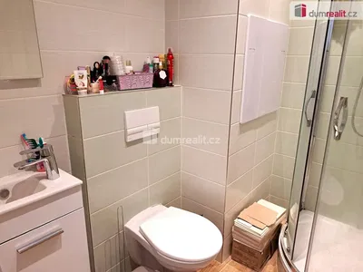 Σαλόνι; ξύλινο πάτωμα, φυσικό φως, μοντέρνο στυλ, ψηλά ταβάνια