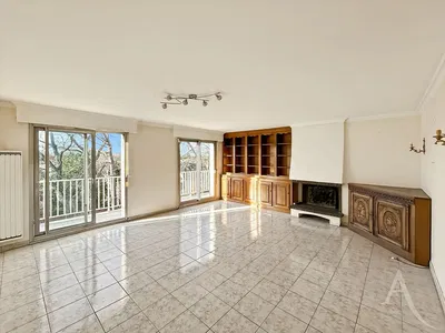 Wohnzimmer; holzboden, tageslicht, moderner stil, hohe decken