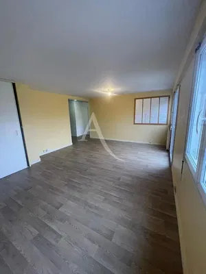 Obývací pokoj; dřevěná podlaha, přirozené světlo, moderní styl, vysoké stropy