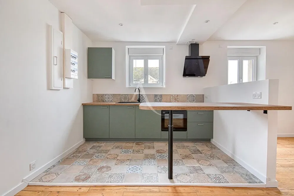 Wohnzimmer; holzboden, tageslicht, moderner stil, hohe decken