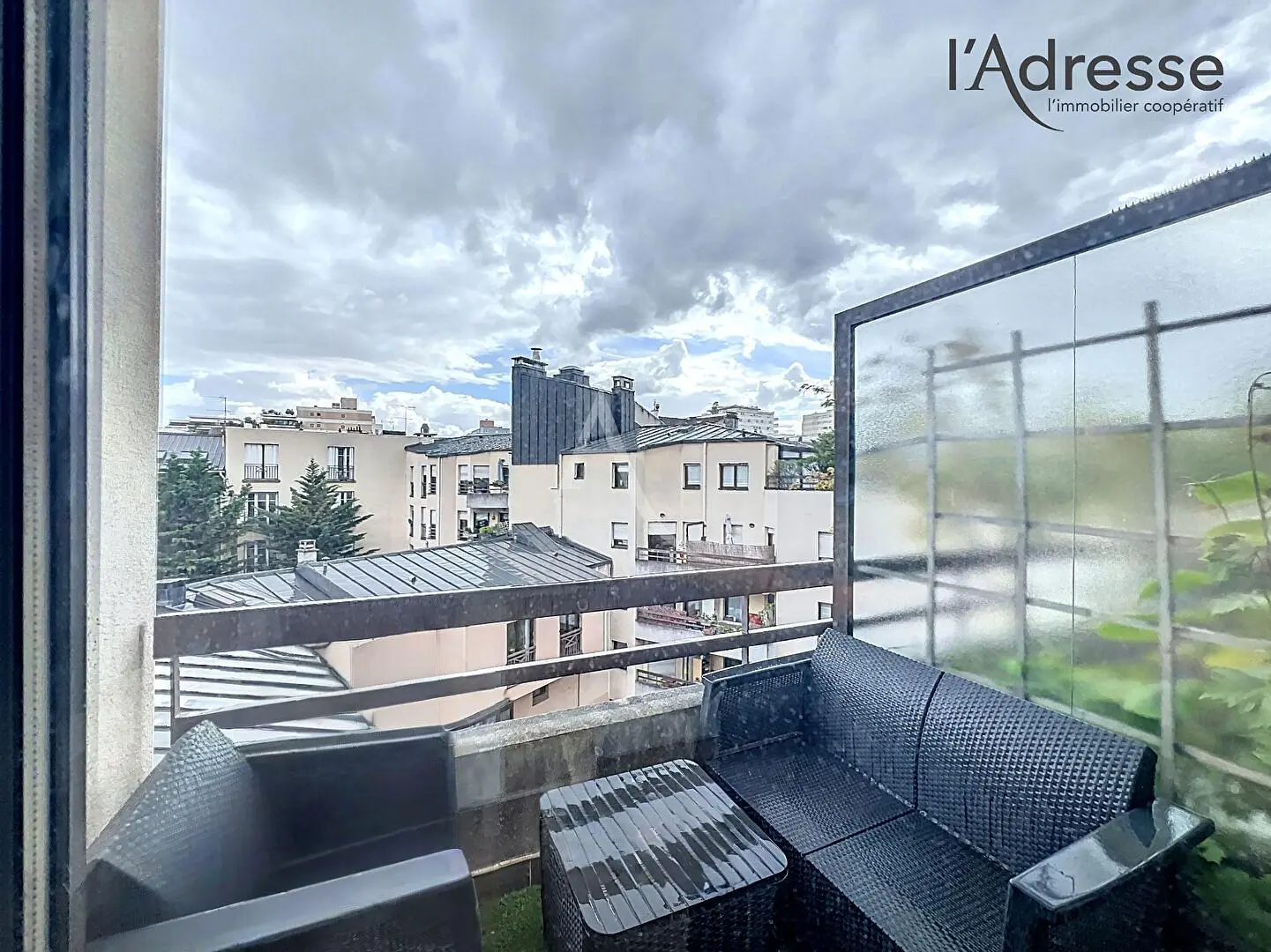 Dnevna soba; drveni pod, prirodno svjetlo, moderni stil, visoki plafoni