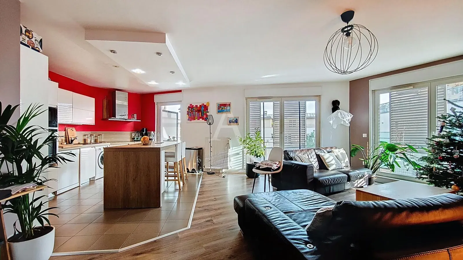 غرفة معيشة; أرضية خشبية, ضوء طبيعي, أسلوب عصري, أسقف عالية