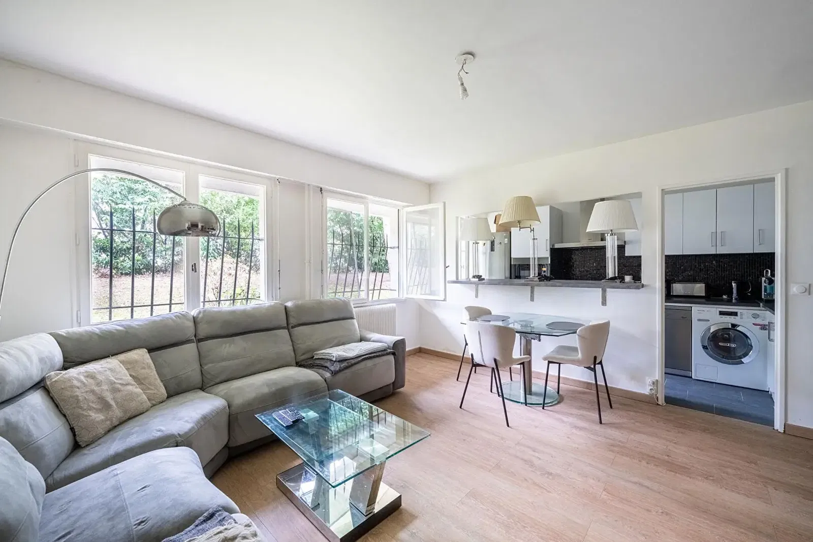 Wohnzimmer; holzboden, tageslicht, moderner stil, hohe decken