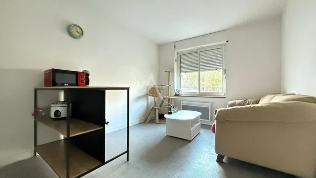 Sala de estar; chão de madeira, luz natural, estilo moderno, teto alto