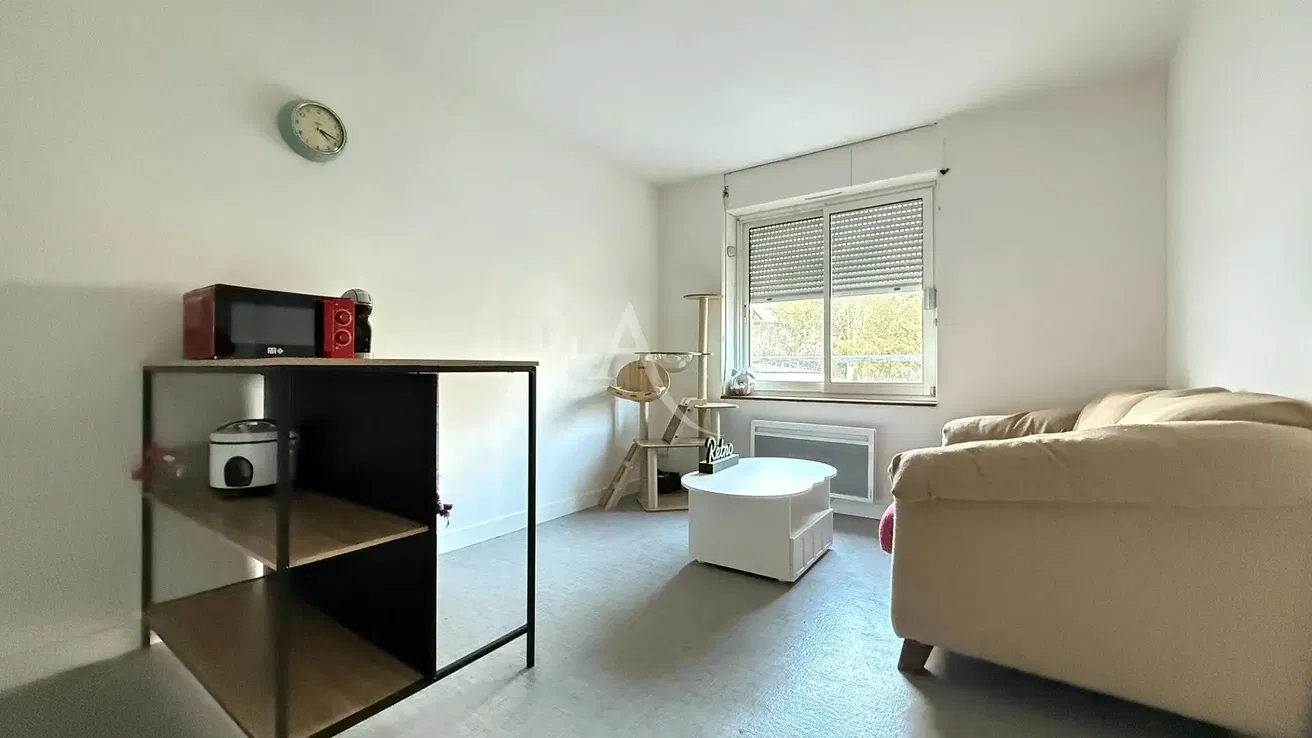 Sala de estar; chão de madeira, luz natural, estilo moderno, teto alto