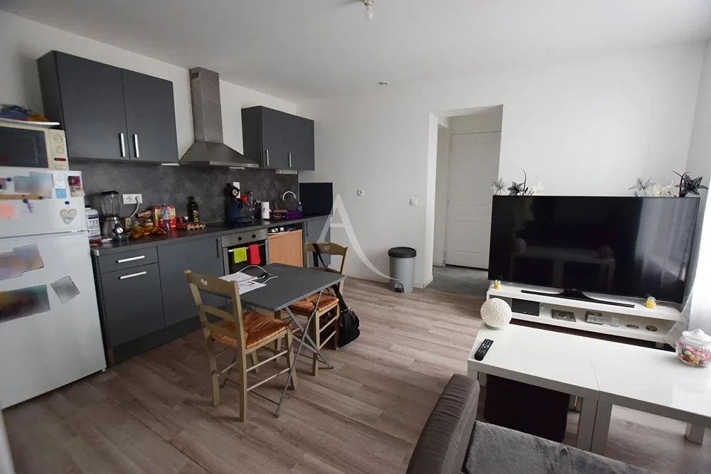 Kuhinja; kućanski aparati, pločice, prirodna svjetlost, moderan stil, renoviran
