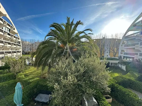 غرفة معيشة; أرضية خشبية, ضوء طبيعي, أسلوب عصري, أسقف عالية