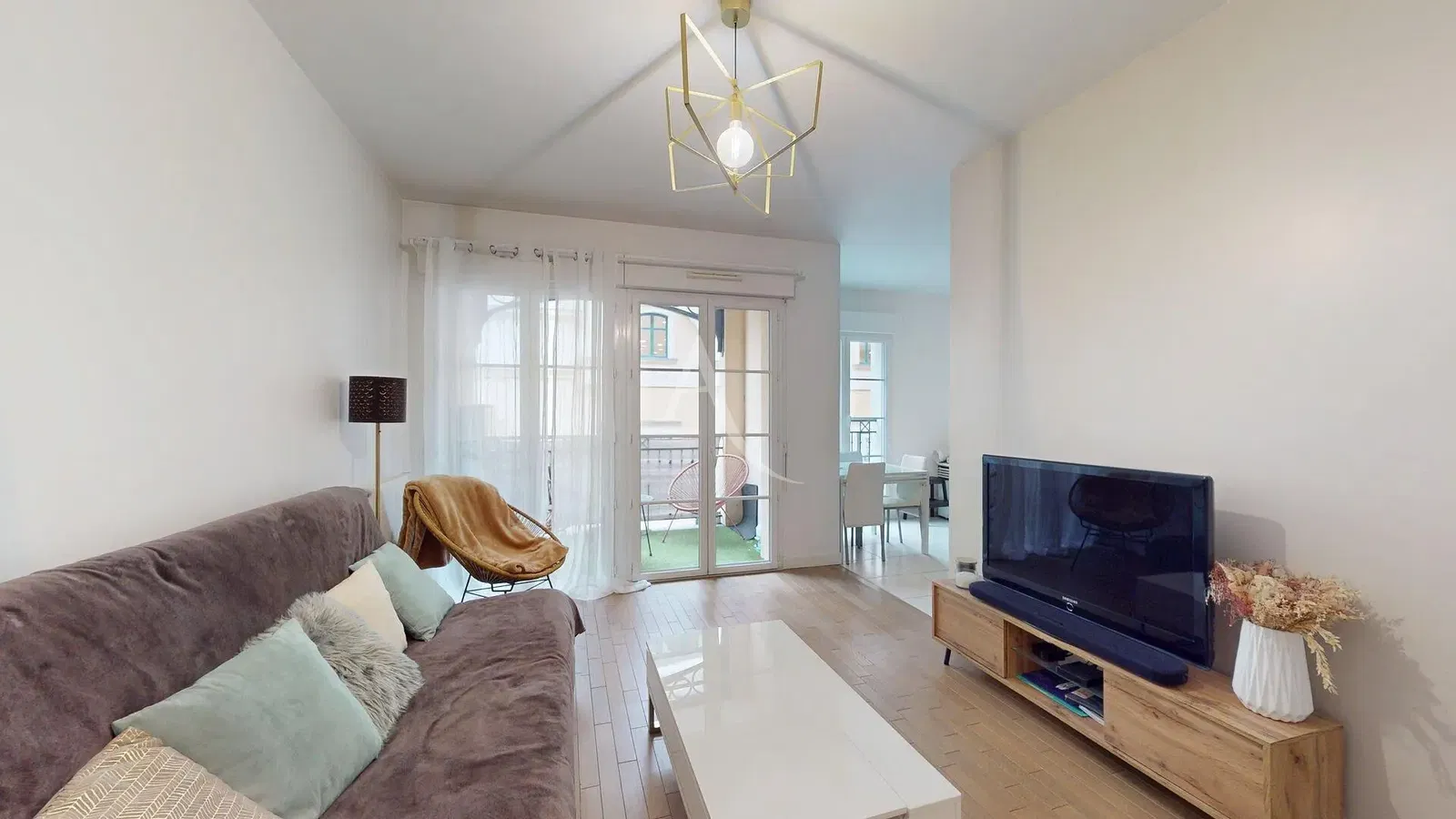 Wohnzimmer; holzboden, tageslicht, moderner stil, hohe decken