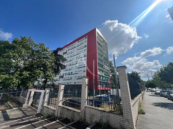 Salon; podłoga drewniana, światło dzienne, styl nowoczesny, wysokie sufity