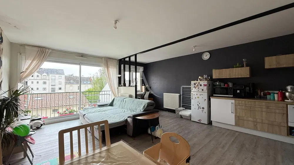 Wohnzimmer; holzboden, tageslicht, moderner stil, hohe decken