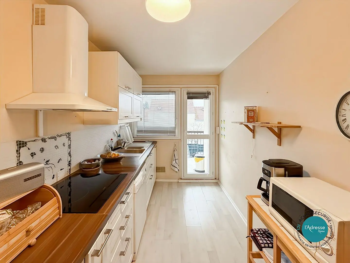 Salon; podłoga drewniana, światło dzienne, styl nowoczesny, wysokie sufity