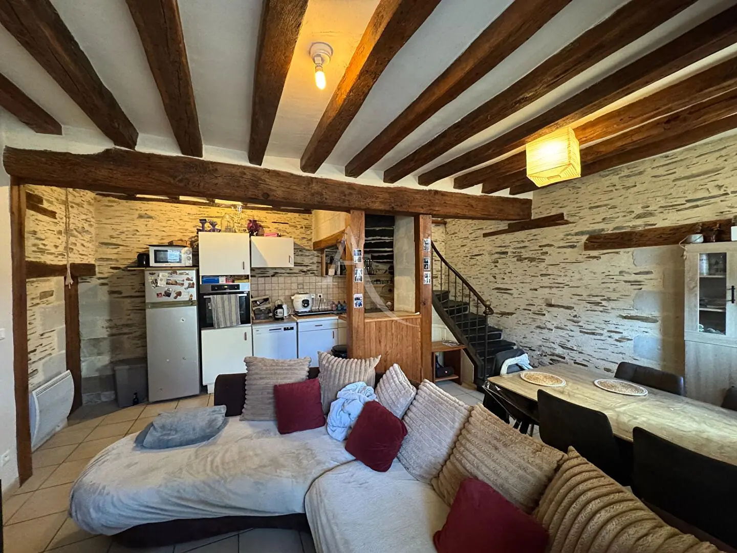 Kuchyňa; kuchynské spotrebiče, drevená podlaha, prirodzené svetlo, moderný štýl, po rekonštrukcii