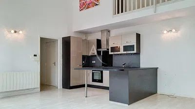 Wohnzimmer; holzboden, tageslicht, moderner stil, hohe decken