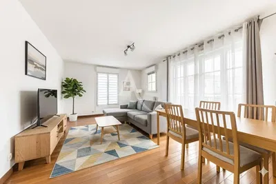 Salon; podłoga drewniana, światło dzienne, styl nowoczesny, wysokie sufity