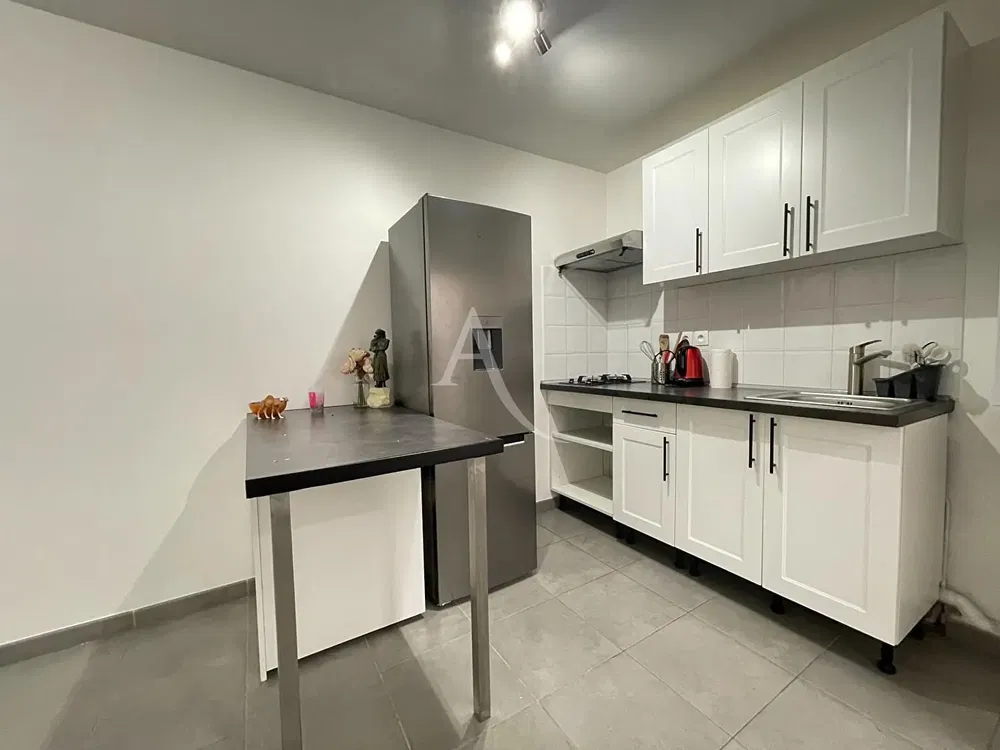 Salon; podłoga drewniana, światło dzienne, styl nowoczesny, wysokie sufity