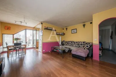 Wohnzimmer; holzboden, tageslicht, moderner stil, hohe decken