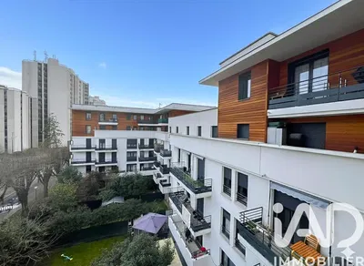 Salon; podłoga drewniana, światło dzienne, styl nowoczesny, wysokie sufity