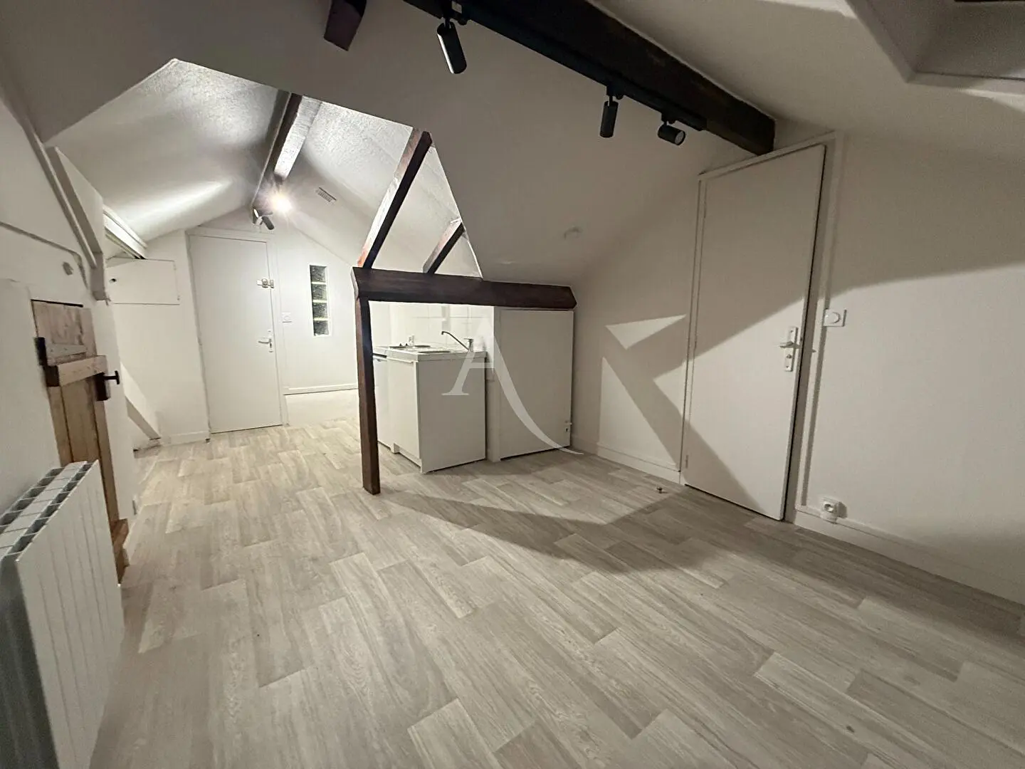 Oturma odası; ahşap zemin, doğal ışık, modern stil, yüksek tavan