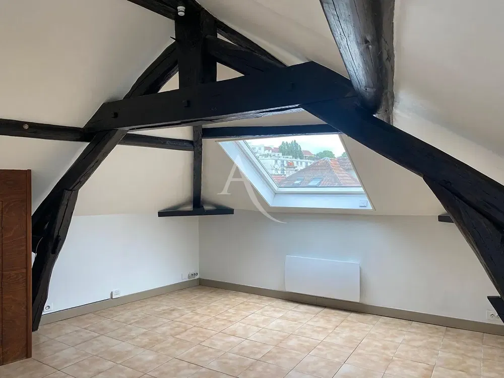 Salon; podłoga drewniana, światło dzienne, styl nowoczesny, wysokie sufity