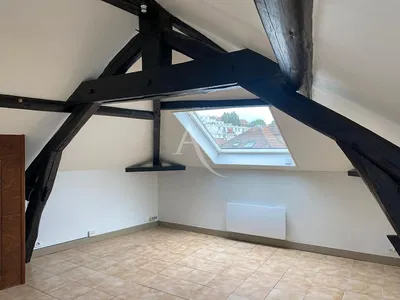 Salon; podłoga drewniana, światło dzienne, styl nowoczesny, wysokie sufity