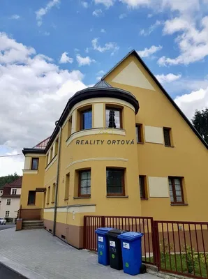 Wohnzimmer; holzboden, tageslicht, moderner stil, hohe decken