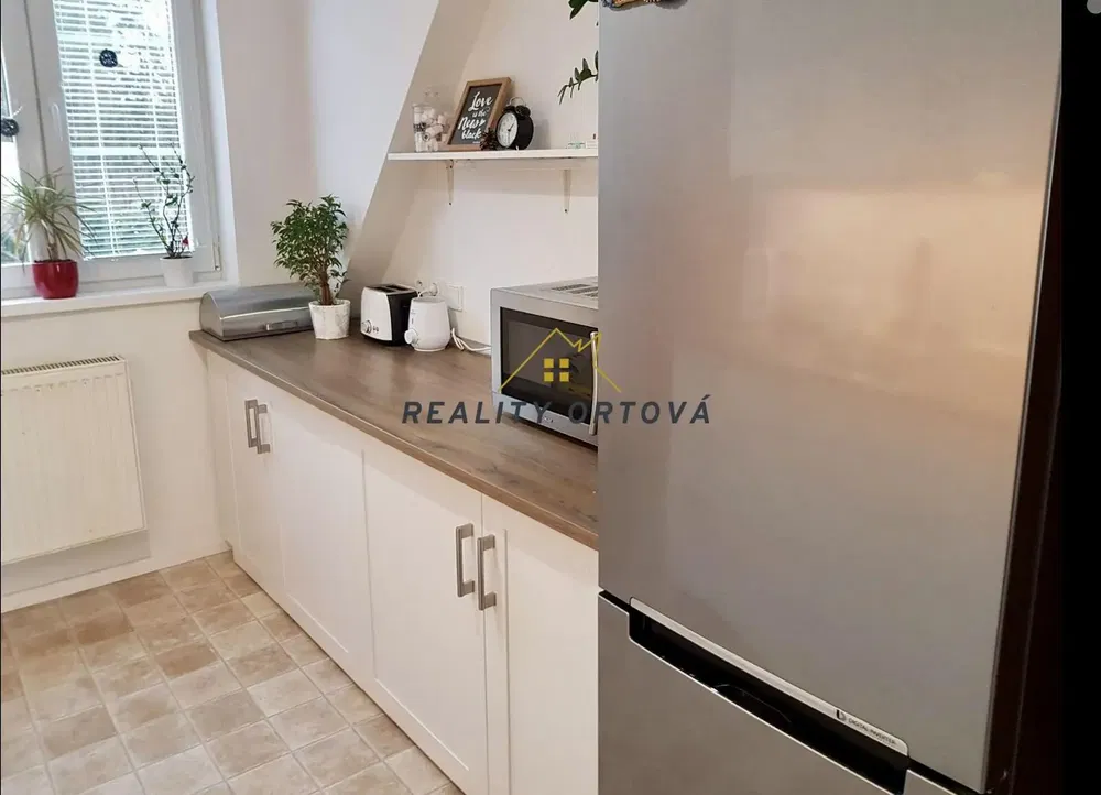 Wohnzimmer; holzboden, tageslicht, moderner stil, hohe decken