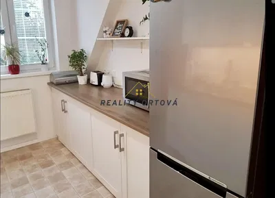 Wohnzimmer; holzboden, tageslicht, moderner stil, hohe decken