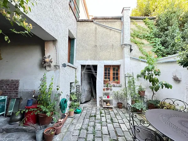 Oturma odası; ahşap zemin, doğal ışık, modern stil, yüksek tavan