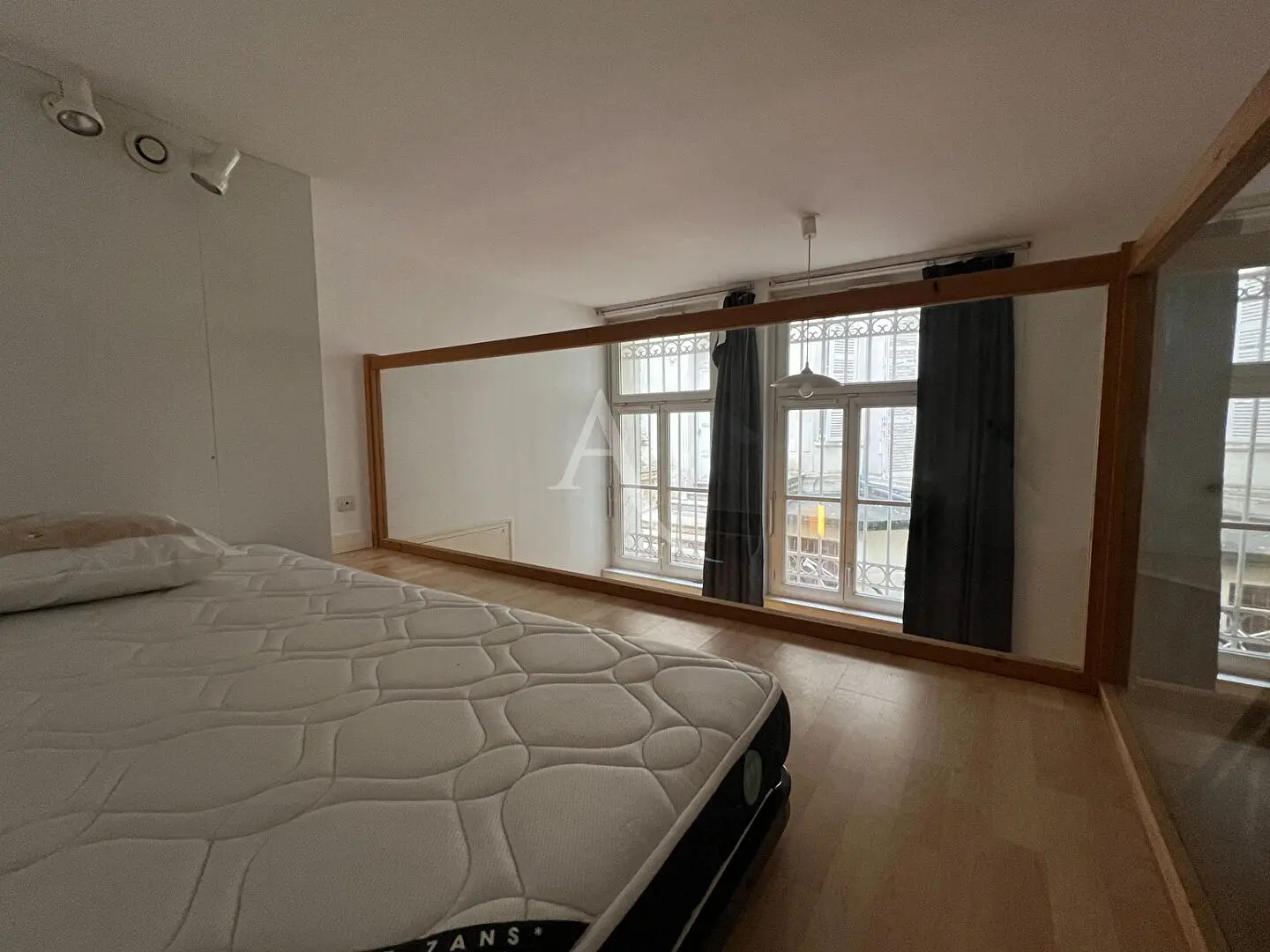 Obývačka; drevená podlaha, prirodzené svetlo, moderný štýl, vysoké stropy