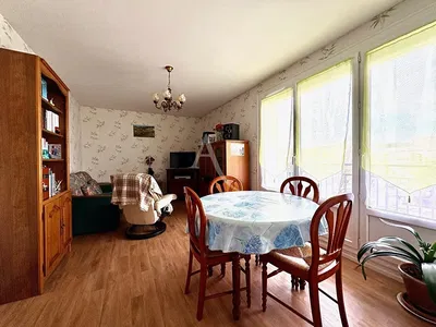 Obývačka; drevená podlaha, prirodzené svetlo, moderný štýl, vysoké stropy