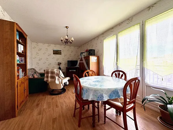 Soggiorno; pavimento in legno, luce naturale, stile moderno, soffitti alti