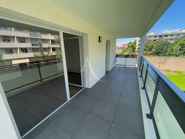 Wohnzimmer; holzboden, tageslicht, moderner stil, hohe decken