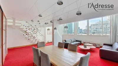 Salon; parquet, lumière naturelle, style moderne, hauteur sous plafond