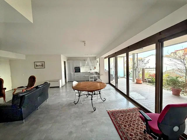 Wohnzimmer; holzboden, tageslicht, moderner stil, hohe decken