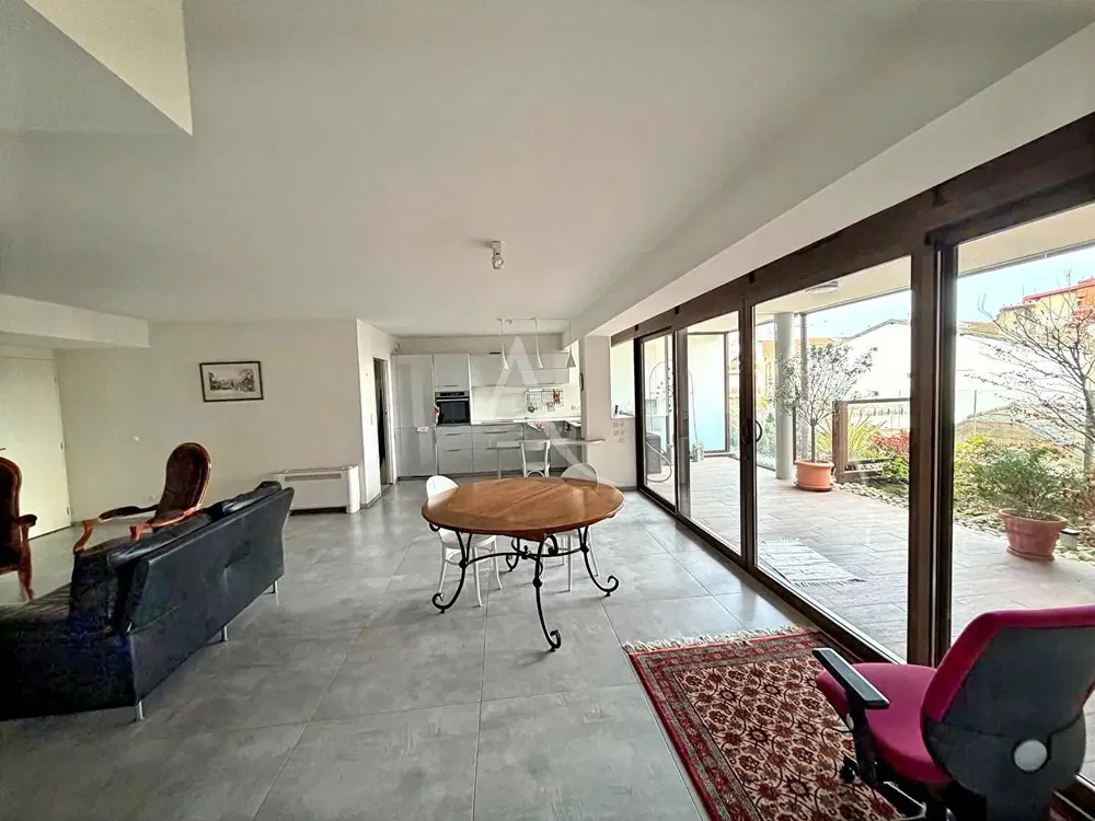 Wohnzimmer; holzboden, tageslicht, moderner stil, hohe decken