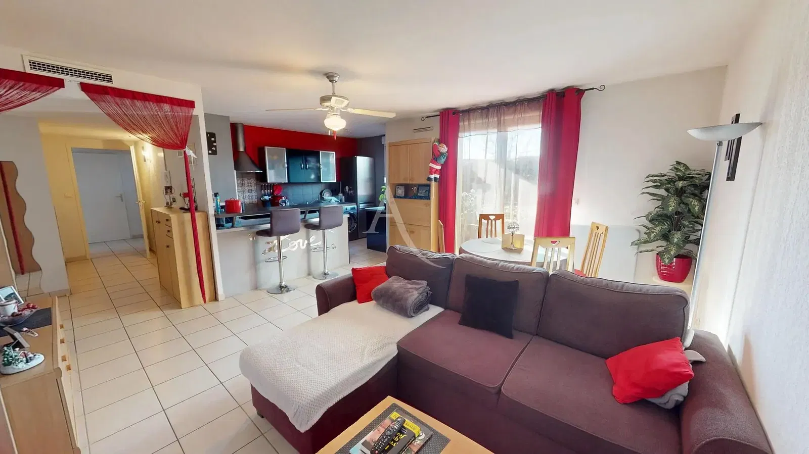 Woonkamer; houten vloer, natuurlijk licht, moderne stijl, hoge plafonds